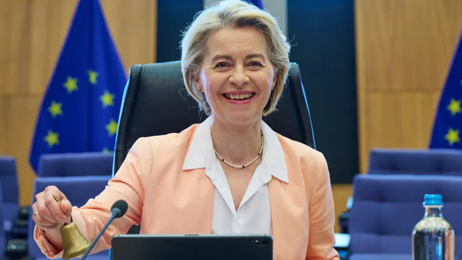 Portrait Ursula von der Leyen am Verhandlungstisch